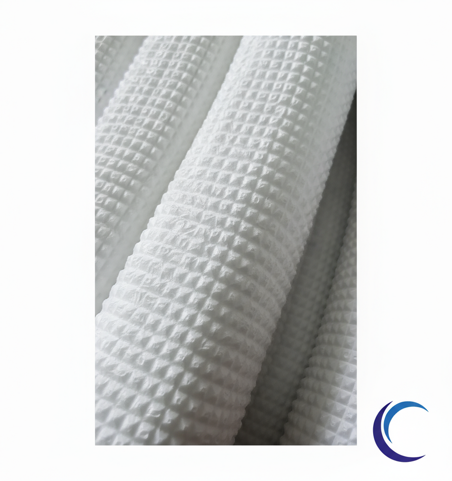 Assortiment geïsoleerde koperen koelleidingen (duo en enkel) in verschillende diameters voor professionele airco en warmtepomp installateurs.