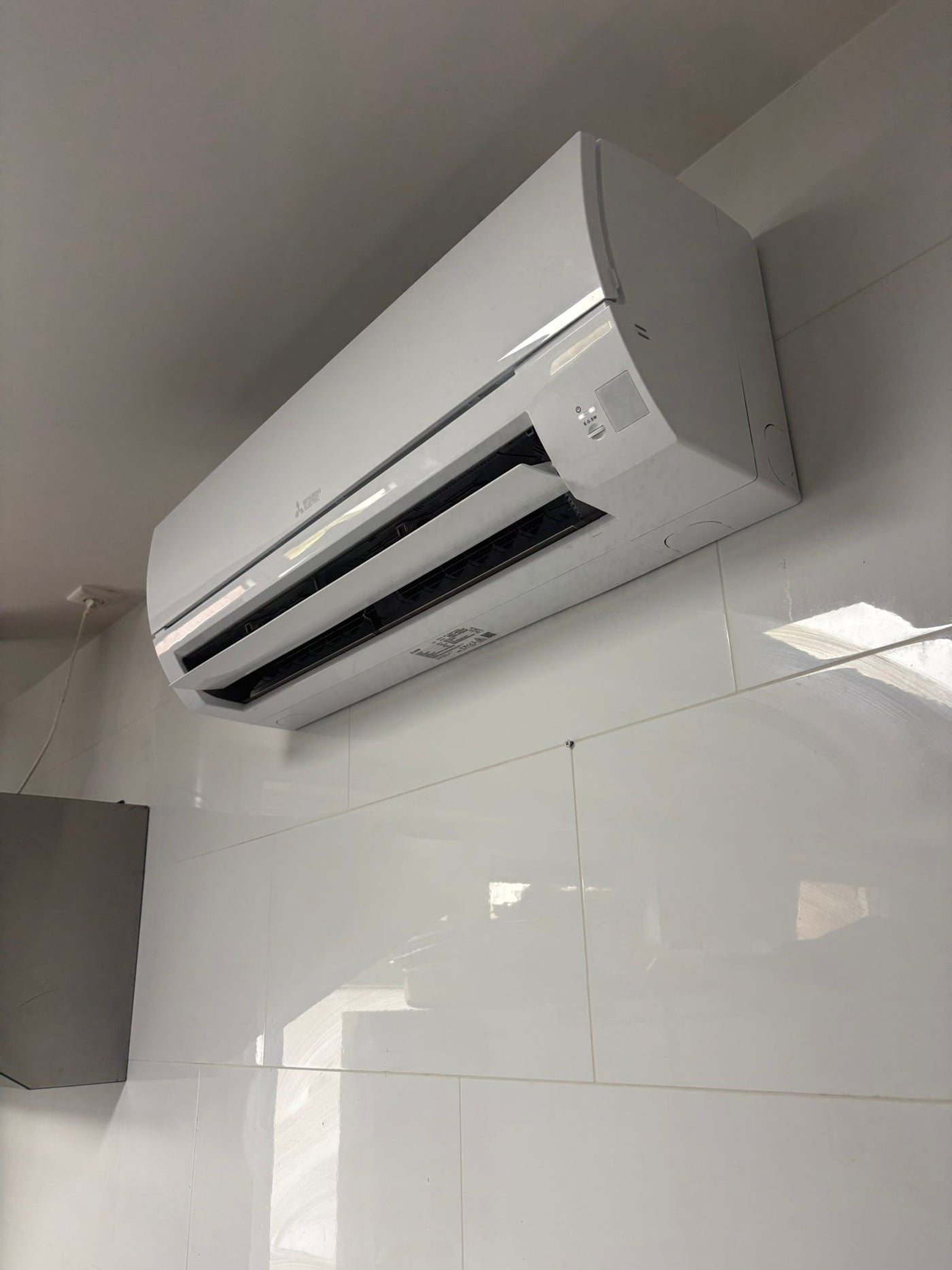 Mitsubishi Electric Single Split wand airconditioner met bijbehorende buitenunit en afstandsbediening