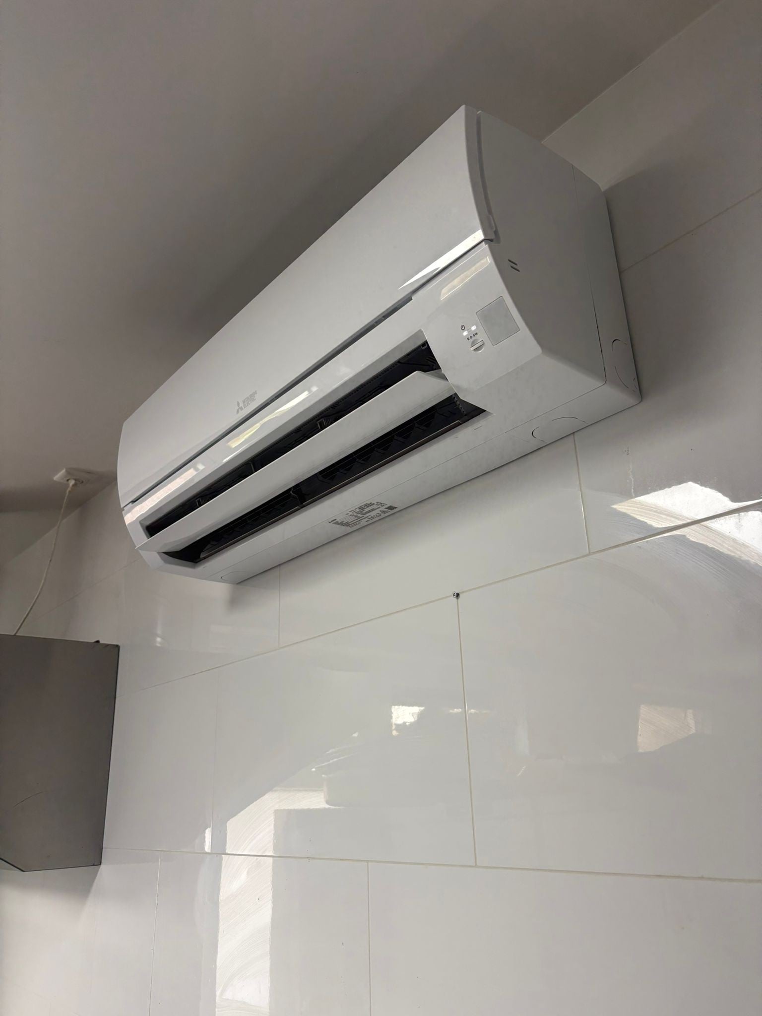 Mitsubishi Electric Single Split wand airconditioner met bijbehorende buitenunit en afstandsbediening