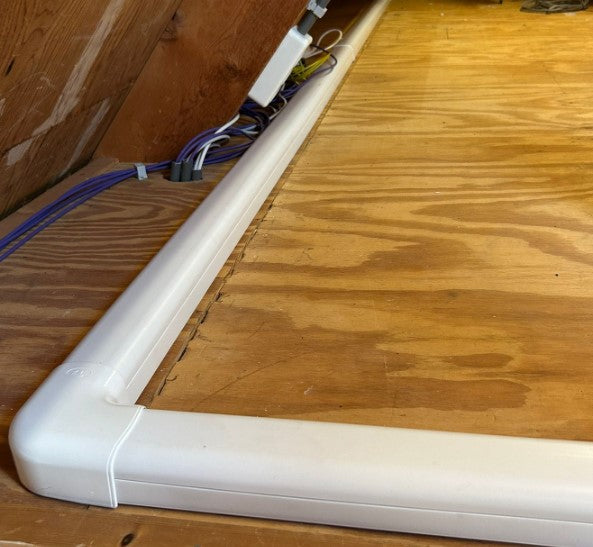 Tecnosystemi Witte Goot 102mm op zolder geïnstalleerd met nette afwerking 