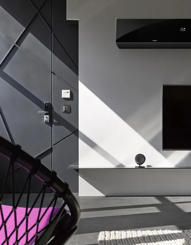 Kaisai Pro Heat+ zwart in moderne woonkamer interieur