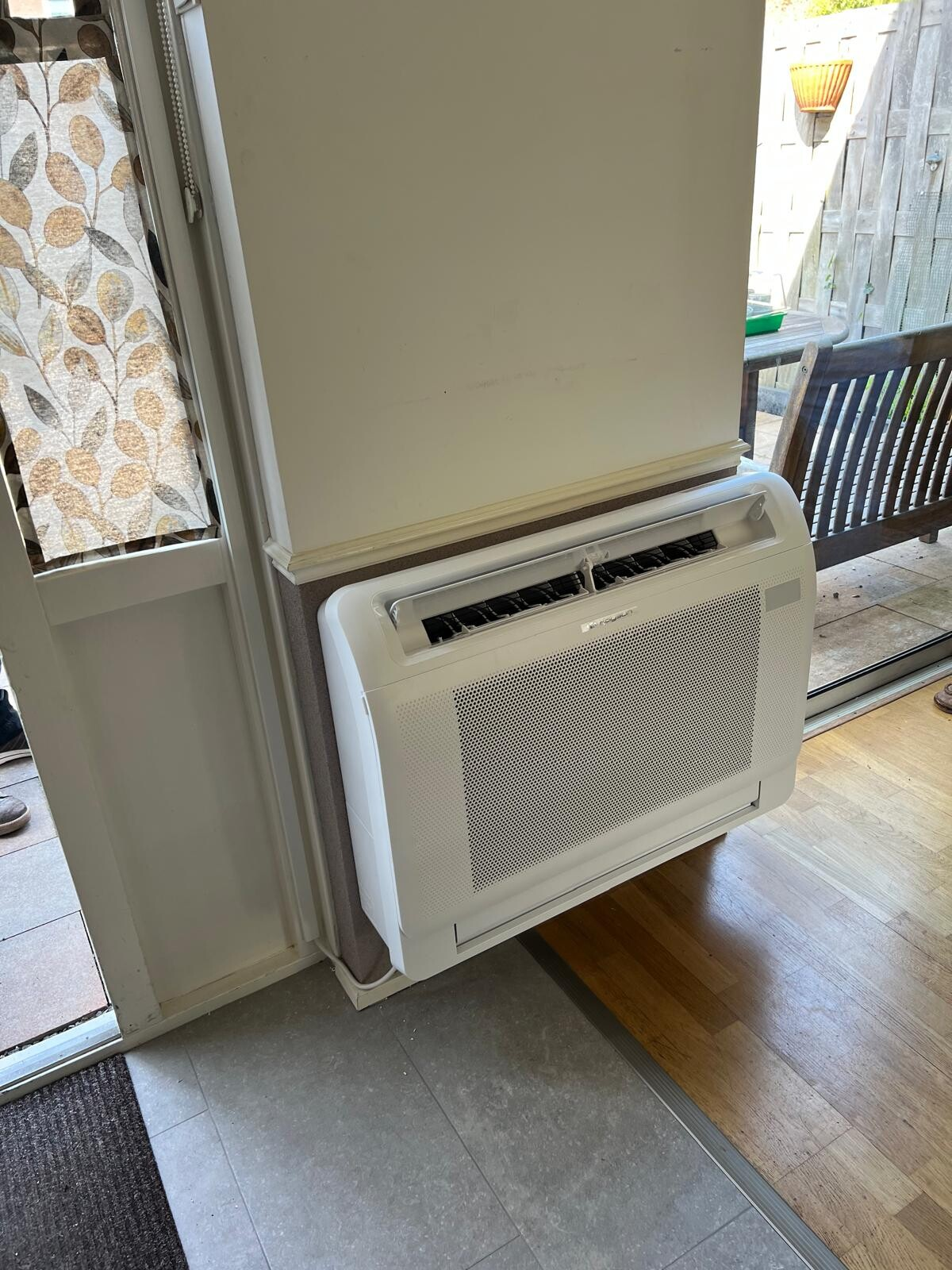 Kaisai Console vloermodel gemonteerd in woonkamer bij raam
